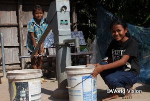 WVが設置した井戸により自宅近くできれいな水を得られるようになった子どもたち
