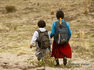 往復3時間の道のりを歩いて学校に通う子どもたち