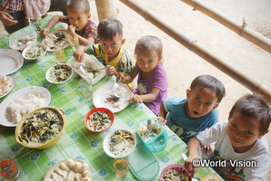 フィリピンでは低体重児や栄養不良児が課題となっています。ワールド・ビジョンは母親たちへの調理指導などを通じた子どもの栄養改善に取り組んでいます