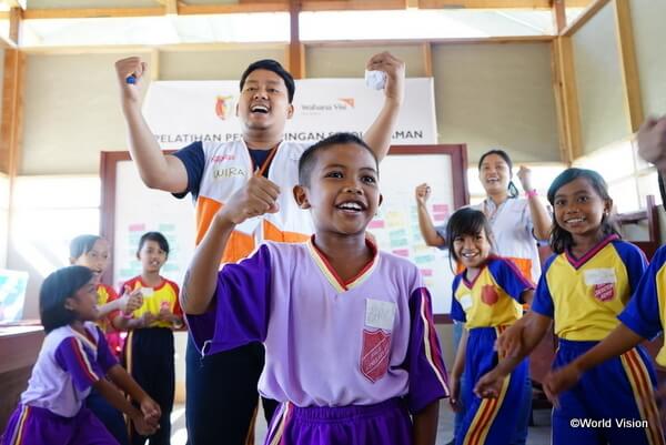 インドネシアで支援を行うワールド・ビジョンのスタッフと地域の子どもたち