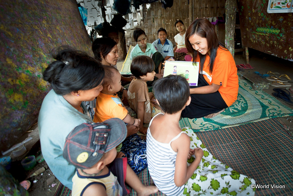 ミャンマーで活動するワールド・ビジョンのスタッフ